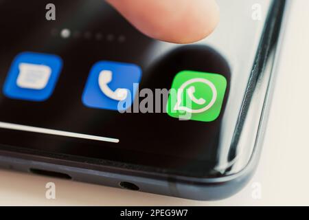 Icona dell'applicazione Whatsapp sullo schermo di uno smartphone nero. Barnaul. Russia 20 giugno 2022 Foto Stock