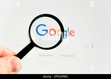 Barnaul. Russia 20 giugno 2022: Logo di ricerca di Google sullo schermo attraverso una lente di ingrandimento Foto Stock