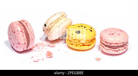Amaretti dolci amaretti isolati su fondo bianco. Biscotti alla francese con vaniglia, limone e fragola. Scheda pasticceria Foto Stock