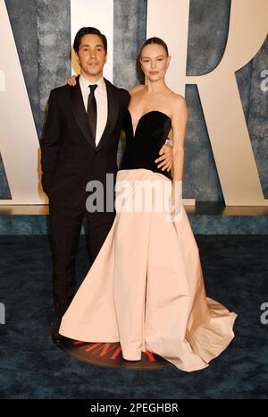 BEVERLY HILLS, CALIFORNIA - MARZO 12: (L-R) Justin Long e Kate Bosworth partecipano al 2023° Vanity Fair Oscar Party ospitato da Radhika Jones a Wallis An Foto Stock