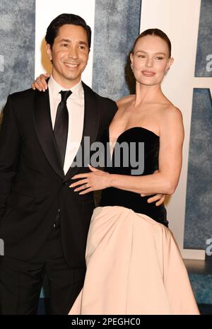 BEVERLY HILLS, CALIFORNIA - MARZO 12: (L-R) Justin Long e Kate Bosworth partecipano al 2023° Vanity Fair Oscar Party ospitato da Radhika Jones a Wallis An Foto Stock