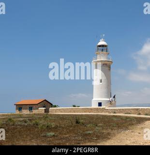 23 maggio 2022, Paphos, Cipro: Faro di Paphos fondato nel 1888. Nea Pafos è un sito archeologico vicino al porto di Paphos a Cipro che ospita i resti di quella che un tempo era la capitale dell'isola. Dal 1980, Nea Pafos è patrimonio dell'umanità dell'UNESCO. La Repubblica di Cipro si trova in un crocevia storico e culturale tra Europa e Asia. Le sue principali città, la capitale di Nicosia, Limassol, Famagosta e Paphos, hanno assorbito le influenze di generazioni di conquistatori, pellegrini e viaggiatori e hanno un'aria cosmopolita e provinciale. (Credit Image: © Ruaridh Stewart/ZUMA Foto Stock