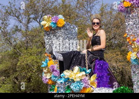 San Antonio, Texas, USA - 8 aprile 2022: La Battaglia dei Fiori Parade, Float che porta la Cuchessa del festival indossando corone e d tradizionale Foto Stock