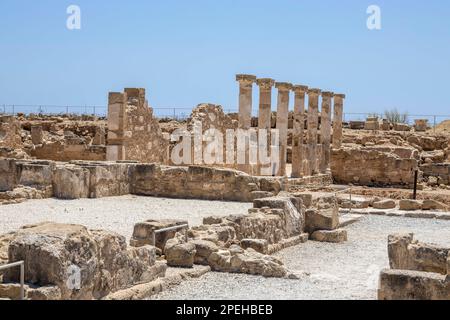 23 maggio 2022, Paphos, Cipro: La Casa di Teseo nel Parco Archeologico di Paphos. Nea Pafos è un sito archeologico vicino al porto di Paphos a Cipro che ospita i resti di quella che un tempo era la capitale dell'isola. Dal 1980, Nea Pafos è patrimonio dell'umanità dell'UNESCO. La Repubblica di Cipro si trova in un crocevia storico e culturale tra Europa e Asia. Le sue principali città, la capitale di Nicosia, Limassol, Famagosta e Paphos, hanno assorbito le influenze di generazioni di conquistatori, pellegrini e viaggiatori e hanno un'aria cosmopolita e provinciale. (Credit Image: © Ruar Foto Stock