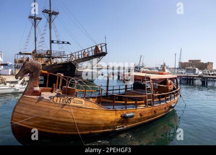 23 maggio 2022, Paphos, Cipro: Lungomare e barche nel porto. Nea Pafos è un sito archeologico vicino al porto di Paphos a Cipro che ospita i resti di quella che un tempo era la capitale dell'isola. Dal 1980, Nea Pafos è patrimonio dell'umanità dell'UNESCO. La Repubblica di Cipro si trova in un crocevia storico e culturale tra Europa e Asia. Le sue principali città, la capitale di Nicosia, Limassol, Famagosta e Paphos, hanno assorbito le influenze di generazioni di conquistatori, pellegrini e viaggiatori e hanno un'aria cosmopolita e provinciale. (Credit Image: © Ruaridh Stewart/ZUMA Foto Stock