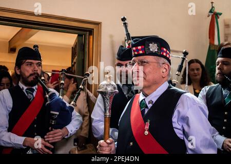 15 marzo 2023, Ciudad de México, Ciudad de México, Messico: I cittadini irlandesi residenti in Messico hanno celebrato la St Patrick's Day con danze e musica tradizionali questo mercoledì mattina presso l'Ambasciata d'Irlanda in Messico, all'evento hanno partecipato persone importanti come Maeve von Heynitz (Ambasciatore d'Irlanda in Messico), Hildegarde Naughton (Ministro presso il Dipartimento del primo Ministro) Patrick's Day è anche una celebrazione dell'unicità della cultura irlandese, della Diaspora e dell'impatto globale della creatività nella letteratura, nella musica, nella danza, nell'arte e nel cinema. (Credit Image: © Luis Salgado/Pacific Press Foto Stock