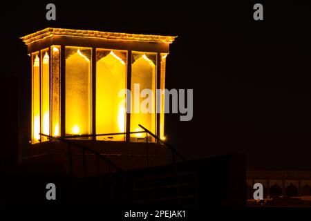 Wind catcher su casa nella città di Yazd, Iran. Di notte illuminato Foto Stock