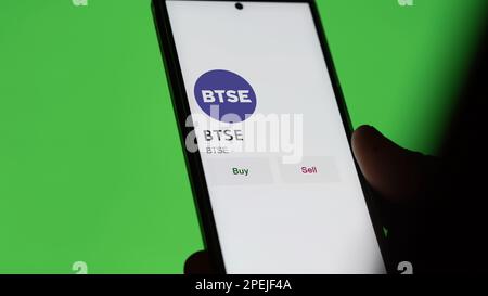 Aprile 11 2023 Londra UK. Un investitore che analizza la moneta BTSE sullo schermo. Un telefono mostra i prezzi del cripto per investire in BTSE Foto Stock
