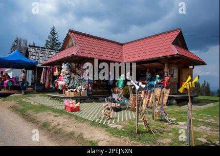 Visita un negozio di souvenir per le strade che vende abiti invernali, magneti colorati, giocattoli imbottiti e oggetti da collezione catturati a Zakopane, Polonia Foto Stock