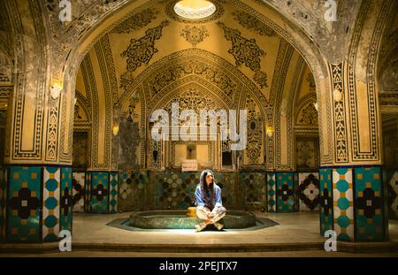 Kashan, Iran - 29th giugno, 2022: Posa turistica con interno e arte in bagno caldo (garmkhaneh) presso Sultan Amir Ahmad Bathhouse. Pipistrello pubblico persiano Foto Stock