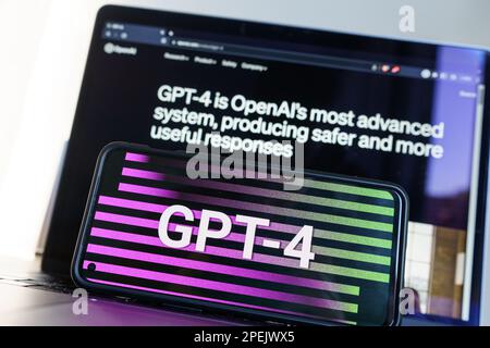 Kaunas, Lituania - 2023 Mar 16: GPT - 4:00 su schermi. OpenAI ha rilasciato una nuova versione di GPT 4. ChatGPT ai chatbot. Foto di alta qualità Foto Stock