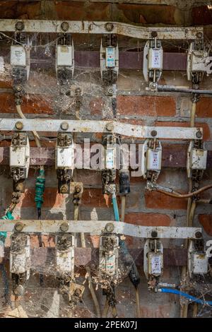 Alter gemauerter Stromverteiler Energienetz Foto Stock