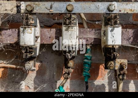 Alter gemauerter Stromverteiler Energienetz Foto Stock