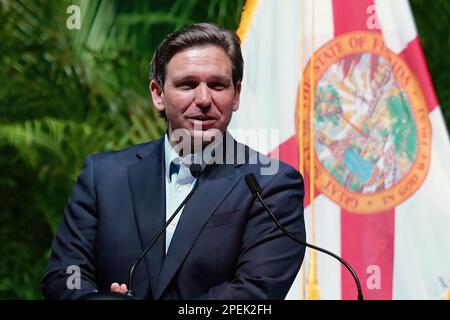 Il governatore della Florida Ron DeSantis parla alla fiera statale della Florida a Tampa il 10 febbraio 2023. (USA) Foto Stock