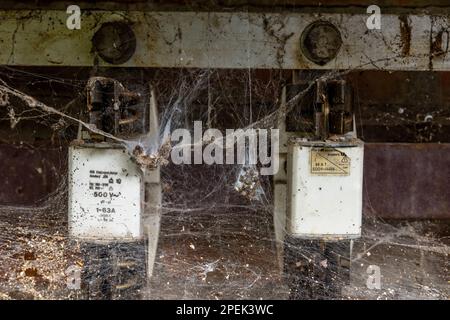 Alter gemauerter Stromverteiler Energienetz Foto Stock