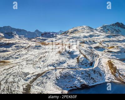 L'immagine aerea della prima neve cade sul lago Tannensee nella zona ricreativa Melchsee-Frutt Foto Stock