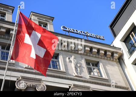 Lucerna. 13th Feb, 2023. Questa foto scattata il 13 febbraio 2023 mostra un edificio del Credit Suisse, la seconda banca più grande della Svizzera, a Lucerna, in Svizzera. Quando mercoledì le azioni del Credit Suisse sono scese al minimo storico, la banca centrale svizzera ha dichiarato che avrebbe fornito liquidità alla banca d'investimento in difficoltà, se necessario. Da martedì, le azioni del Credit Suisse sono diminuite continuamente, crollando di oltre il 20% il mercoledì. PER ANDARE CON '1st LD-Writethru: Banca centrale svizzera pronta a salvare il Credit Suisse come le sue azioni crummet' credito: Lian Yi/Xinhua/Alamy Live News Foto Stock