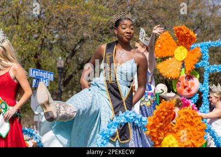 San Antonio, Texas, Stati Uniti d'America - 8 aprile 2022: La Battaglia dei Fiori Parade, Float che porta la signorina San Antonio e Fiesta San Antonio Foto Stock