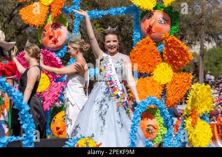 San Antonio, Texas, Stati Uniti d'America - 8 aprile 2022: La Battaglia dei Fiori Parade, Float che porta la signorina San Antonio e Fiesta San Antonio Foto Stock