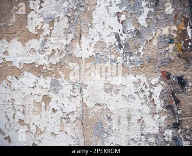 Struttura della parete di intonaco pelato e strati di vernice Foto Stock