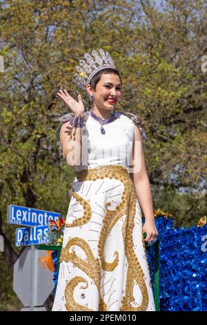 San Antonio, Texas, USA - 8 aprile 2022: La Battaglia dei Fiori Parade, che porta i membri della Coronazione Luterana Foto Stock