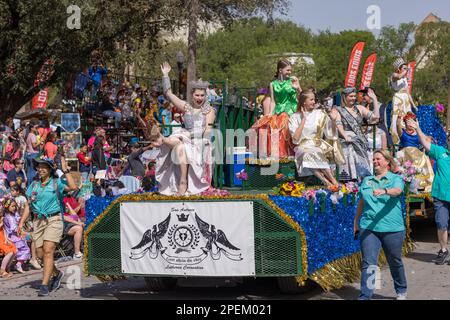 San Antonio, Texas, USA - 8 aprile 2022: La Battaglia dei Fiori Parade, che porta i membri della Coronazione Luterana Foto Stock