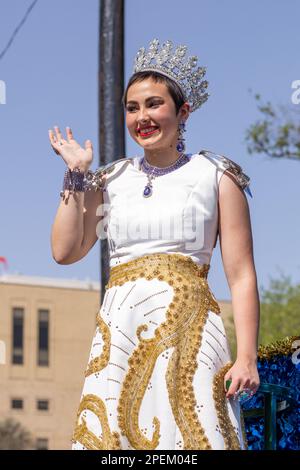 San Antonio, Texas, USA - 8 aprile 2022: La Battaglia dei Fiori Parade, che porta i membri della Coronazione Luterana Foto Stock