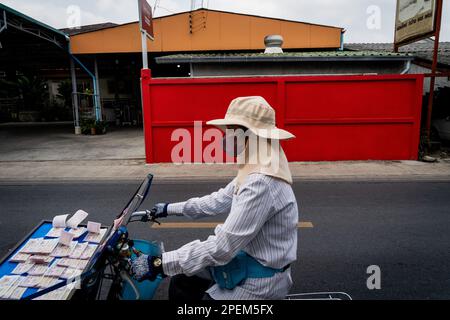 Bangkok, Thailandia. 16th Mar, 2023. Un venditore di biglietti per la lotteria su una bicicletta giro vendita biglietti per la lotteria tailandese. Vita quotidiana intorno a Srinakarin Road, una zona residenziale a Bangkok Est, Thailandia. Credit: Matt Hunt/Neato/Alamy Live News Foto Stock