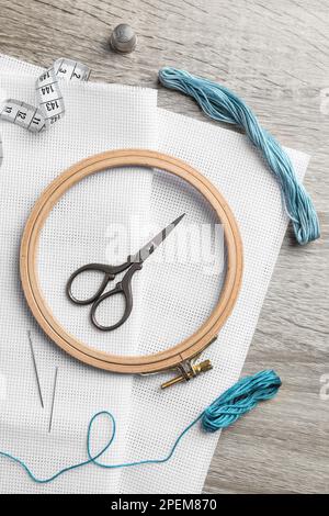 Ricamo su tavola, tessuto ed altri accessori su tavola in legno, piatto Foto Stock