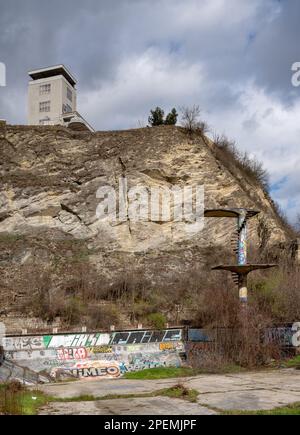 Rovine di una piscina di 'Barrandovské terasy' resort dal 1920-1930s in una ex cava di pietra calcarea a Praga. Parte superiore del complesso in cima. Foto Stock