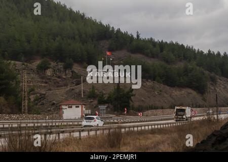 Karabuk, Turchia - Dicembre 28 2022: Cartello con il nome della città all'ingresso della città Foto Stock