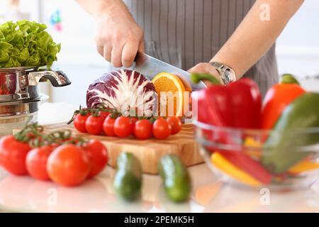 Cuocere a bordo i tagli di verdure e frutta con un coltello Foto Stock