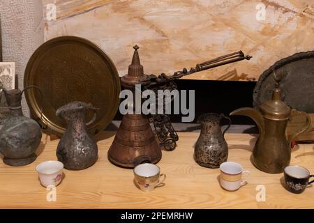 Safranbolu, Karabuk, Turchia - 29 2022 dicembre: Ottomana periodo caffè in rame e tazze. Foto Stock