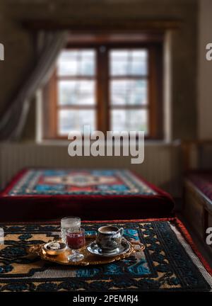 Caffè, delizia turca, sorbetto e acqua serviti nella tradizionale ospitalità ottomana Foto Stock