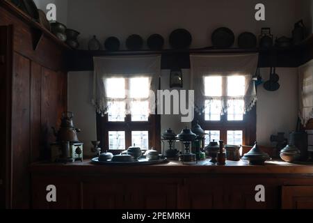 Safranbolu, Karabuk, Turchia - Dicembre 29 2022: Cucina d'epoca ottomana e utensili da cucina Foto Stock