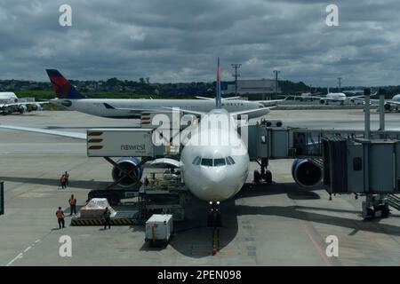 Boeing 787 Dreamliner è in servizio o rifornito per il volo successivo all'aeroporto internazionale Guarulhos/Sao Paulo. Altri aerei nell'immagine. Foto Stock