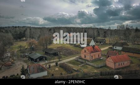 Edifici storici nel museo all'aperto nel villaggio di Klobka, Polonia. Foto Stock