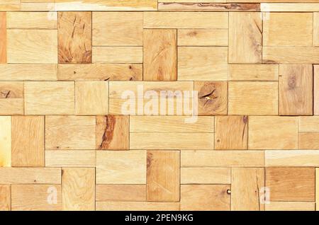 Tavole di legno impilate in mosaico geometrico, materiale naturale, vista ravvicinata. Foto Stock