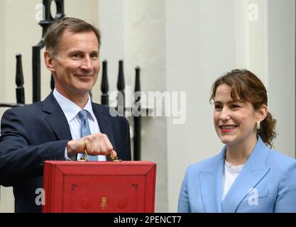 Jeremy Hunt MP (con: South West Surry) Cancelliere dello scacchiere, lasciando Downing Street per consegnare il suo primo budget - con Victoria Atkins MP (Fina Foto Stock