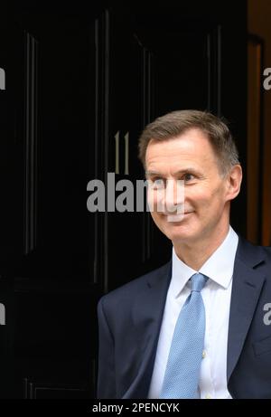 Jeremy Hunt MP (con: South West Surry) Cancelliere dello scacchiere, lasciando 11 Downing Street per consegnare il suo primo bilancio, 15th marzo 2023 Foto Stock