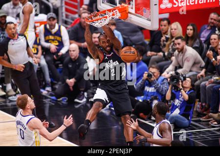 Los Angeles, Stati Uniti. 15th Mar, 2023. I Los Angeles Clippers in avanti Kawhi Leonard (C) s'inchina contro i Golden state Warriors durante una partita di basket NBA alla Crypto.com Arena, a Los Angeles. Credit: SOPA Images Limited/Alamy Live News Foto Stock