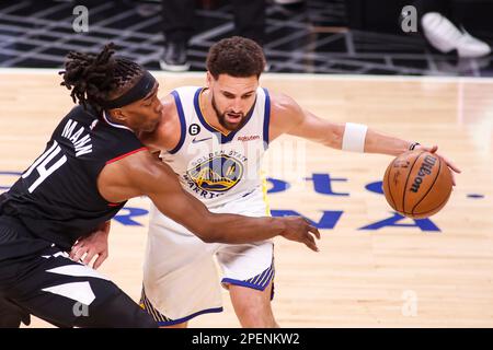 La guardia dei Guerrieri dello Stato d'Oro Klay Thompson (R) è difesa dalla guardia dei Clippers di Los Angeles Terance Mann (L) durante una partita di basket NBA alla Crypto.com Arena di Los Angeles. (Foto di Ringo Chiu / SOPA Images/Sipa USA) Foto Stock