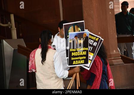 Nuova Delhi, Delhi, India. 16th Mar, 2023. Tutti i leader dei partiti di opposizione membri del parlamento che rendono la catena umana nel Parlamento complesso contro il governo centrale e deferendo JPC e indagando sulle accuse di corruzione di Gautam Adani, in Parlamento, (Credit Image: © Ravi Batra/ZUMA Press Wire) SOLO USO EDITORIALE! Non per USO commerciale! Credit: ZUMA Press, Inc./Alamy Live News Foto Stock