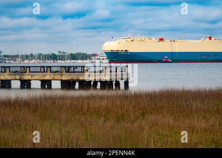 Una colossale nave da carico a Charleston, South Carolina, Stati Uniti Foto Stock