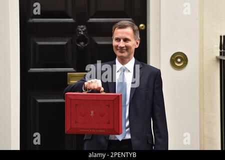 Il Cancelliere dello scacchiere JEREMY HUNT ha una scatola rossa quando lascia 11 Downing Street per consegnare il suo bilancio di primavera al Parlamento. Foto Stock