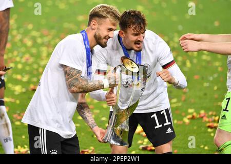 Lubiana, Stadio Stozice. 6th giugno, 2021. Mergim Berisha per la nazionale? Il movimento potrebbe causare una sorpresa e essere chiamato alla squadra nazionale. ARCHIVIO FOTO; da sinistra: Niklas Dorsch (GER), Mergim BERISHA (GER) con la coppa, coppa, trofeo, giubilazione, gioia, entusiasmo, cerimonia di premiazione. Germania-Portogallo 1-0, Calcio U-21, FINALE Campionato europeo UEFA Under21 2021 in Ungheria/Slovenia il 6th giugno 2021 a Lubiana, Stadio Stozice. Credit: dpa/Alamy Live News Foto Stock