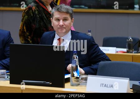 Bruxelles, Belgio. 16th Mar, 2023. Maris Sprindzuks, ministro dell'ambiente, è arrivato al Consiglio europeo dell'ambiente a Bruxelles, in Belgio, il 16 marzo 2023. Credit: ALEXANDROS MICHAILIDIS/Alamy Live News Foto Stock