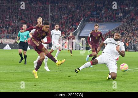 Monaco, Germania. 16th Mar, 2023. Anteprima del gioco della Bundesliga Bayer Leverkusen - FC Bayern Monaco. FOTO DI ARCHIVIO; Jamal MUSIALA (FC Bayern Munich) segna l'obiettivo per renderlo 2-0, azione, goal shot contro Jonathan TAH (Bayer Leverkusen). Calcio 1st Bundesliga stagione 2022/2023, 8th matchday, matchday08, FC Bayern Monaco - Bayer Leverkusen 4-0 il 30th settembre 2022, ALLIANZAREN A. ? Credit: dpa/Alamy Live News Foto Stock