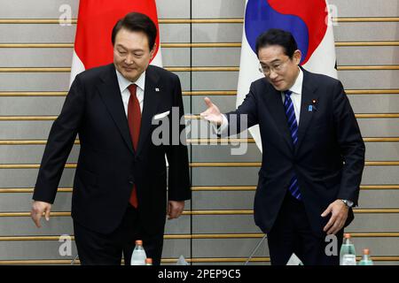 Tokyo, Giappone. 16th Mar, 2023. Yoon Suk Yeol, presidente della Corea del Sud, di sinistra, è accompagnato da Fumio Kishida, primo ministro giapponese, in vista di un incontro al vertice nella residenza ufficiale del primo ministro a Tokyo. Credit: SOPA Images Limited/Alamy Live News Foto Stock