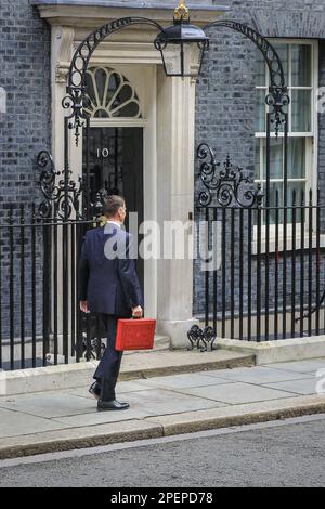 Londra, Regno Unito. 15th Mar, 2023. Jeremy Hunt passa davanti al numero 10 di Downing Street. Jeremy Hunt, deputato, Cancelliere dello scacchiere fuori dal numero 11 di Downing Street con l'iconica scatola rossa di spedizione, che la valigetta è conosciuta come, prima che egli consegna il bilancio di primavera al Parlamento. Credit: Imageplotter/Alamy Live News Foto Stock